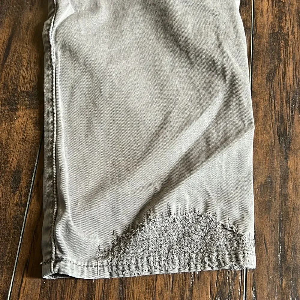 true religion Geno relaxed slim distressed pants size 33 by 32 in GUC light grey